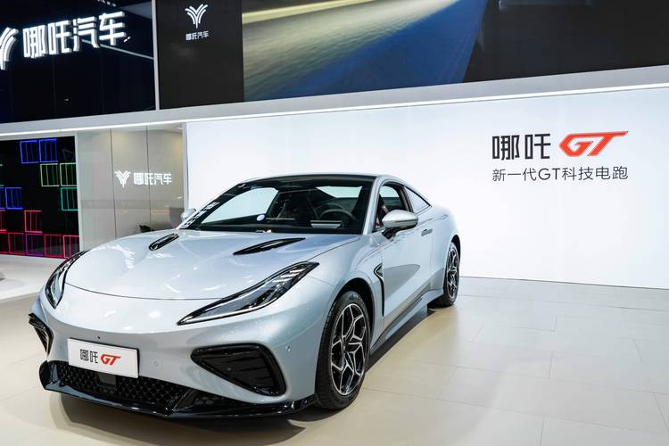 重庆143哪吒汽车在智能汽车领域的表现，领途汽车在新能源汽车市场中的影响力